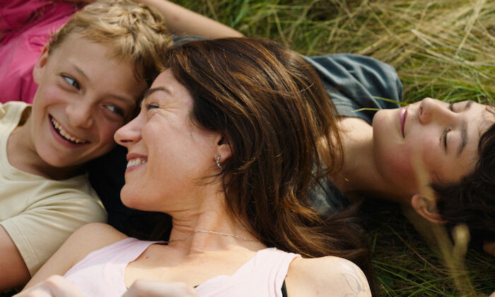 Close: L&eacute;o (Eden Dambrine) und R&eacute;mi (Gustav De Waele) erleben einen wundersch&ouml;nen Sommer miteinander. R&eacute;mis Mutter Sophie (&Eacute;milie Dequenne) ist froh &uuml;ber die Freundschaft ihres introvertierten Sohnes mit dem fr&ouml;hlichen L&eacute;o. Bild: Sender / ZDF /Frank van den Eeden