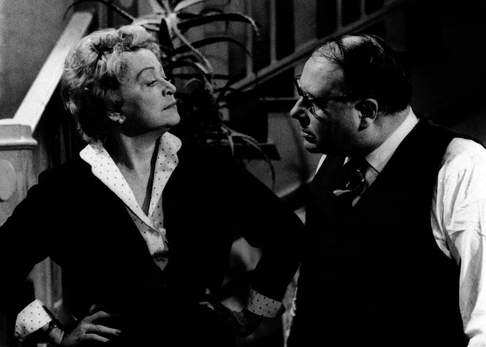 "Na, wenn schon!", denkt Tante Amalie (Grethe Weiser), als sie &ouml;rt, dass ihr Vermieter Paul Perlacher (Heinz Erhardt) eine R&auml;umungsklage gegen sie erhoben hat. Bild: Sender