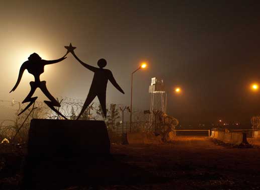 Die Wirklichkeit sieht ganz anders aus: Die Aliens hausen unter denkbar unw&uuml;rdigen Zust&auml;nden in District 9 und die Menschen sind der Hilfe schon seit langem &uuml;berdr&uuml;ssig ...Bild: Sender / District 9 Ltd.