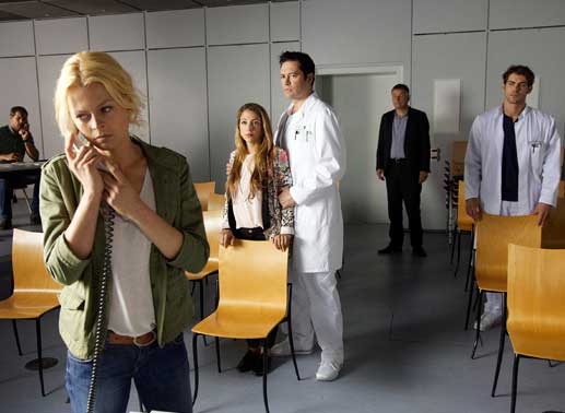 Philipp (Thomas Koch, Mitte), Arzu (Arzu Bazman, Mitte), Dr. Heilmann (Thomas R&uuml;hmann, 2.v. re.) und Niklas (Roy Peter Link, re.) beobachten gebannt, wie Kommissarin Katzer (Isabell Gerschke) mit dem Entf&uuml;hrer telefoniert. Bild: Sender / Saxonia Media / R. Wernicke