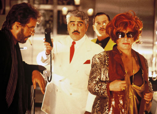 Eine v&ouml;llig derangierte Journalistin Charlotte Sanders (Hannelore Hoger, rechts) verl&auml;sst das Lokal. Der Regisseur Uhu Zigeuner (G&ouml;tz Gorge, links), der Wirt Paolo Rossini (Mario Adorf, Mitte) und der Anwalt Tabatier (Burghart Klaussner) trauen ihren Augen nicht. Bild: Sender / Diana Film