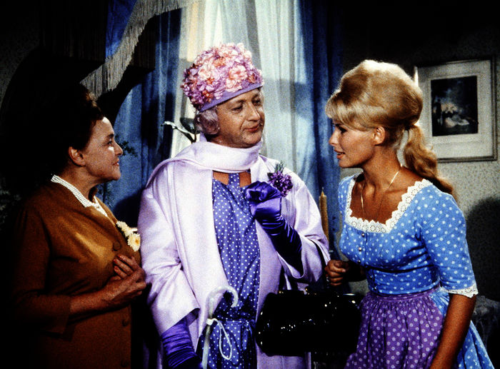 Unsere tollen Tanten. Die Internatsleiterin Martha von Hahn (Lotte Lang) stellt die gerade angekommene Tante Margaret (Gunther Philipp) der h&uuml;bschen Susi (Vivi Bach) vor - ohne Verdacht zu sch&ouml;pfen. Bild: Sender/ Lisa Film