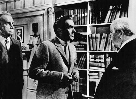 Alle Indizien sprechen gegen ihn, und doch behauptet Leonard Vole (Tyrone Power, Mitte) unbeirrt seine Unschuld.