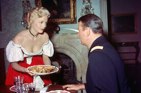 Der letzte Befehl: Hannah Hunter (Constance Towers) bem&uuml;ht sich, eine gute Gastgeberin zu sein und Colonel John Marlowe (John Wayne) f&uuml;r sich zu gewinnen ... Es k&ouml;nnte zu etwas n&uuml;tzlich sein. Bild: Sender / 2023 Metro-Goldwyn-Mayer Studios Inc. / All rights reserved