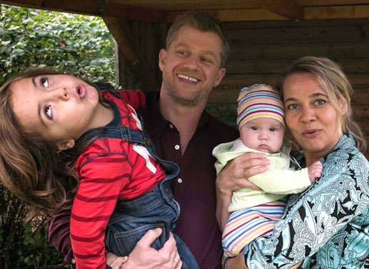Christian (Andreas Guenther) ist Vater der beiden Kinder Willi (Franz Hagen) und Baby Olga (Leona Kr&uuml;ger) und Hausmann, w&auml;hrend seine Frau Bettina (Petra Kleinert) an der Arztkarriere bastelt. Bild: Sender / Nik Konietzny