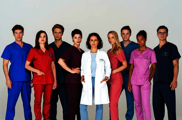 Ben Ahlbeck (Philipp Danne), Rebecca Krieger (Milena Straube), Mikko Rantala (Luan Gummich), Dr. Theresa Koschka (Katharina Nesytowa), Dr. Leyla Sherbaz (Sanam Afrashteh), Julia Berger (Mirka Pigulla), Tom Zondek (Tilman Pörzgen), Dr. Emma Jahn (Elisa Agbaglah), Dr. Elias Bähr (Stefan Ruppe). Bild: Sender / ARD / Markus Nass,