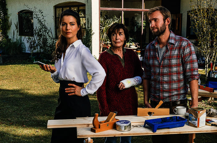 Die selbstbewusste Juristin Katharina Kopf (Henriette Richter-R&ouml;hl) engagiert den Schreiner Mike (Jochen Matschke), um das Haus ihrer Mutter Johanna (Thekla Carola Wied) seniorengerecht umzubauen. Bild: Sender / ARD Degeto / Hendrik Heiden