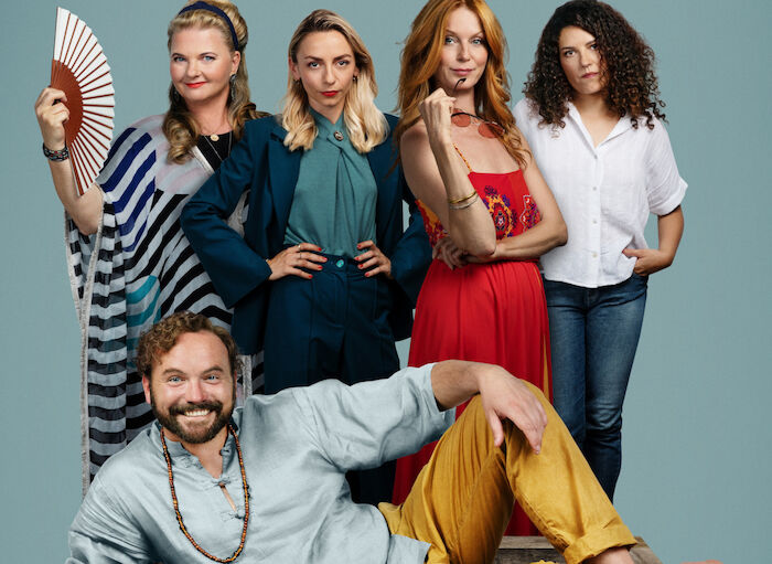 Love Machine 2: Ulrike Beimpold (Josefine Ferstl), Thomas Stipsits (Georg Hillmaier), Julia Edtmeier (Gitti Hillmaier), Esther Schweins (Helene), Claudia Kottal (Jadwiga Fiedler). Bild: Sender / Allegro Film / Ioan Gavriel