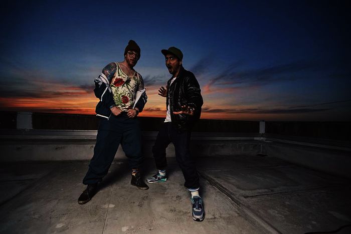 Beste Kumpel: Hardy (Sascha Reimann/Ferris MC) und Sol (Eko Fresh).
Bildbeschreibung: Hardy (Sascha Reimann/Ferris MC) und Sol (Eko Fresh) stehen auf dem Hausdach eines K&ouml;lner Wohnblocks und posen. Bild: Sender / Efe Cetinoezman