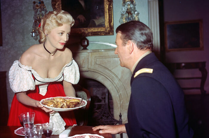 Der letzte Befehl: Hannah Hunter (Constance Towers) bem&uuml;ht sich, eine gute Gastgeberin zu sein und Colonel John Marlowe (John Wayne) f&uuml;r sich zu gewinnen ... Es k&ouml;nnte zu etwas n&uuml;tzlich sein. Bild: Sender / 2023 Metro-Goldwyn-Mayer Studios Inc. / All rights reserved