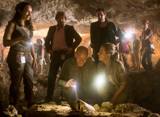 Archäologin Katja Bennecke (Claudia Michelsen) und ihr Kollege Gerd (Ulrich Gebauer, haben in einer unbekannten Grabkammer eine wertvolle Maske gefunden. Assistentin Nayeli (Dalia Hernández), Archäologe Leo Kaethner (Patrick Rapold) und der Ausgrabungsleiter Kai Wieland (Michael Fitz, Mitte) sind Zeugen dieses Moments. Bild: Sender / Florian Froschmayer