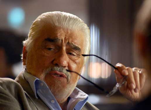 artin Burian (Mario Adorf) hadert mit seiner Vergangenheit. Bild: Sender / Mona Film