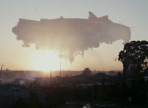1982 taucht ein riesiges Raumschiff in die irdische Atmosph&auml;re ein, ohne jedoch zu landen. Mitten &uuml;ber der s&uuml;dafrikanischen Metropole Johannesburg verharrt es und bewegt sich danach keinen Millimeter weiter. Nach geraumer Zeit werden seine Insassen, desorientierte Aliens, in ein Notauffanglager interniert - im District 9 ... Bild: Sender / District 9 Ltd.