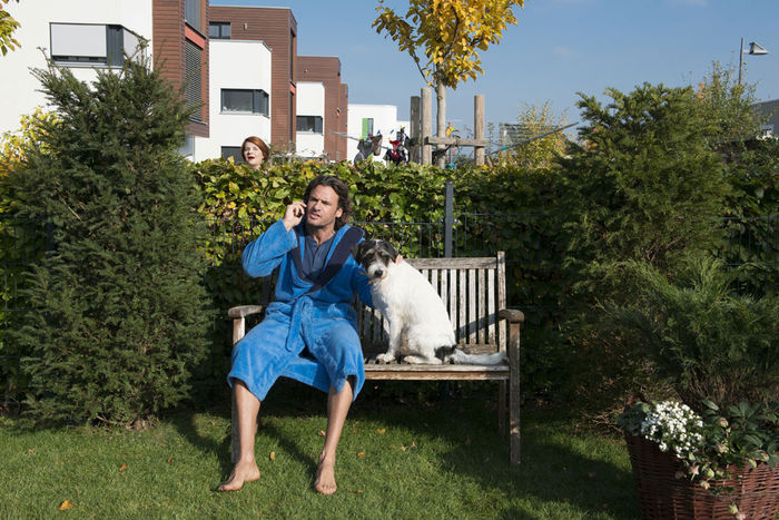 Jan (Stephan Luca) wird von Kerstin Matzerath (Susanne B&ouml;we) belauscht, als er sich aufgebracht um einen neuen Arbeitsauftrag bem&uuml;ht. Bild: Sender / Christian L&uuml;deke 