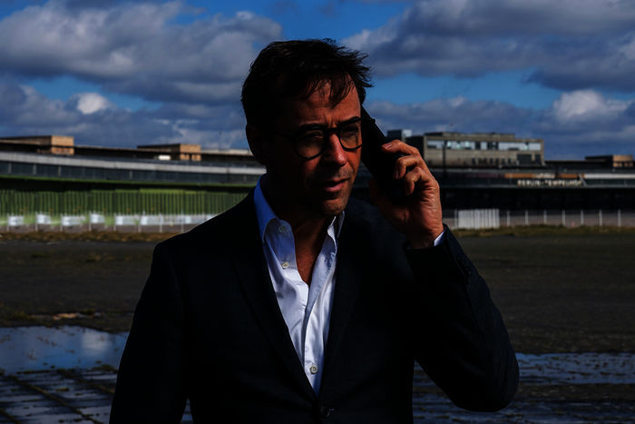 Joachim Vernau (Jan Josef Liefers) spricht am Telefon. Bild: Sender / ZDF und JULIA TERJUNG.