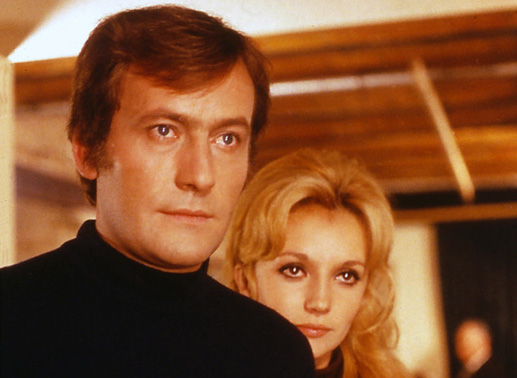 Durch die Beziehung zu H&eacute;l&egrave;ne Lanson (Caroline Cellier), der Kronzeugin der Fahrerflucht, bekommt Charles Th&eacute;nier (Michel Duchaussoy) unerwartet Zugang zur Familie des Hauptverd&auml;chtigen. Bild: Sender