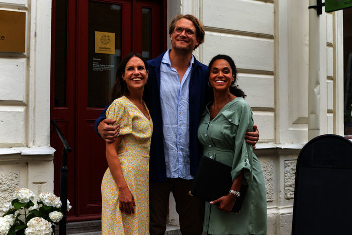 Jemand liebt dich: Karlotta (Birthe Wolter), Johan (Alexander Koll) und Astrid (Vanessa Rottenburg,) freuen sich &uuml;ber den Kredit, den sie von der Bank bekommen haben, um die neue Zweigstelle ihres gemeinsamen Caf&eacute;s zu er&ouml;ffnen. Bild: Sender / ZDF / Ralf Wilschewski. 