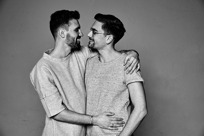 Mein Körper, meine Liebe: Glücklich unterm Regenbogen: Benjamin und Christophe sind seit elf Jahren ein Paar. Sie haben verständnisvolle Arbeitsgeber, doch noch immer überlegen sie, in welchen Stadtvierteln sie Zärtlichkeiten lieber verbergen. Bild: Sender / ZDF / Hans Keller, 3sat.