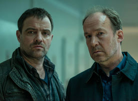 Vincent Ruiz (Juergen Maurer, l.) und Dr. Johannes &bdquo;Joe&ldquo; Jessen (Ulrich Noethen, r.). Bild: Sender / Marion von der Mehden
