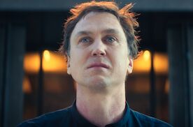 Sterben: Dirigent Tom Lunies (Lars Eidinger) ist bei einer Orchester-Probe ergriffen von der Musik. Bild: Sender / ZDF /  Jakub Bejnarowicz / Port au Prince / Schwarzweiss / Senator 2024