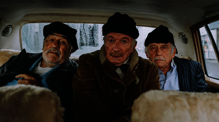 Unterstützt von Henne (Hermann Beyer) wagen Boxer (Mario Adorf) und Wallberg (Tilo Pr&uuml;ckner) den Ausbruch in die Freiheit. Doch die Welt drau&szlig;en hat sich ver&auml;ndert, und nichts l&auml;uft so einfach, wie Boxer es sich vorgestellt hat. Bild: Sender / WDR / Roland-Guido Marx.
