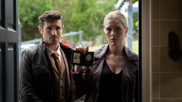 Borderline - Grenzenlose Verbrechen: DCI Philip Boyd (Eoin Macken) vom "Police Service of Northern Ireland" und DI Aoife Regan (Amy De Bhr&uacute;n) von der irischen Garda. Bild: Sender / ZDF und MARTIN MAGUIRE.