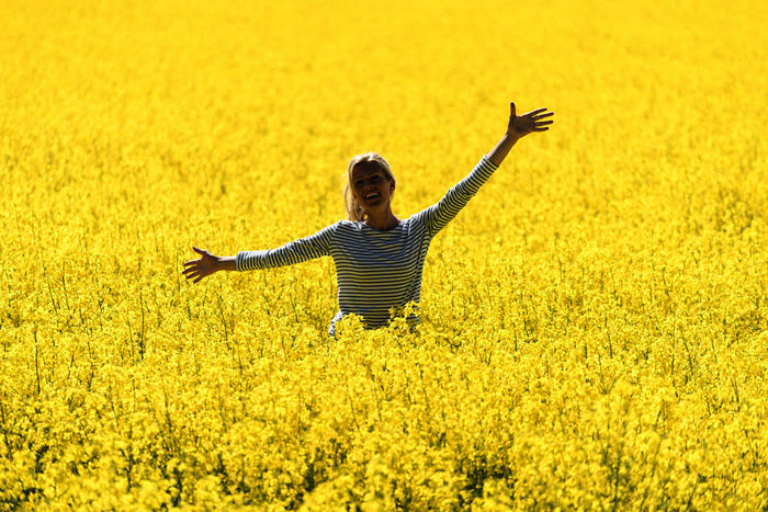 W&auml;hrend eines Aufenthalts auf dem Land versucht die Duft-Designerin Saga (Nele Kiper) sich f&uuml;r eine neue Parf&uuml;m-Kreation inspirieren zu lassen. Bild: Sender / Ralf Wilschewski