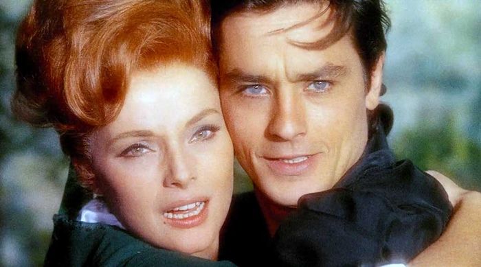 Als Julien (Alain Delon) seinen draufg&auml;ngerischen Zwillingsbruder Guillaume am Hofe vertreten muss, verliebt sich die sch&ouml;ne B&uuml;rgerin Caro (Virna Lisi) in ihn. Bild: Sender / M&eacute;diterran&eacute;e Cin&eacute;ma / Mizar Films / Agata Film