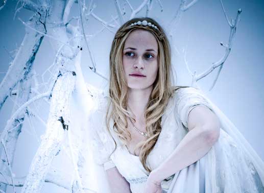 Auch Prinzessin Amanda (Inez Bj&ouml;rg David) wei&szlig; nicht, warum ihre Schuhe und die ihrer 11 Schwestern jeden Morgen zertanzt sind. Bild: Sender