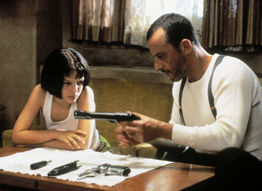 Der Profikiller L&eacute;on (Jean Reno) &uuml;bernimmt f&uuml;r die Tochter eines Mordopfers (Natalie Portman) die Verantwortung. Bild: Sender