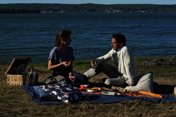 Lars (Robert Seeliger) hat ein romantisches Picknick f&uuml;r Sylvie (Anja Knauer) bereitet. Bild: Sender