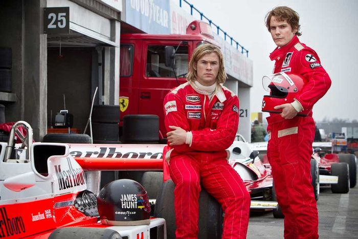 Zwei Leben auf der Überholspur: Anfang der 70er Jahre kämpfen die höchst unterschiedlichen Rivalen Niki Lauda (Daniel Brühl) und James Hunt (Chris Hemsworth) um den Aufstieg in den Rennfahrer-Olymp. Bild: Sender / Universum Film
