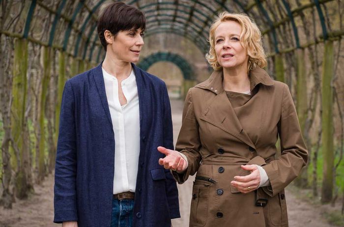 Mit allen Wassern gewaschen: Unternehmerin Lilian Norgren (Katja Riemann) versucht, Reporterin Rommy Kirchhoff (Nina Kunzendorf) f&uuml;r sich einzunehmen. Bild: Sender / Stephan Rabold