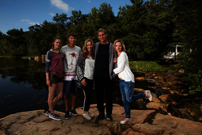 Jane Grant (Ann-Kathrin Kramer), ihr Mann Clark (Thomas Heinze) und ihre Kinder Lilly (Pauline R&eacute;nevier) und Robin (Sam Heinze,) verbringen mit Ashley (Friederike Linke) einen ausgesprochen turbulenten Urlaub mit dem Wohnmobil. Bild: Sender / Rick Friedman 