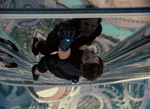 Achthundert Meter in die Tiefe k&ouml;nnte Ethan Hunt (Tom Cruise) bei seinem gewagten Man&ouml;ver st&uuml;rzen. Dies riskiert er, um das Leben vieler anderer zu sch&uuml;tzen ... Bild: Sender/Paramount