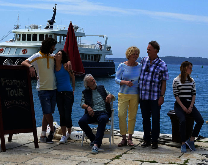 Sebastian (Sebastian Fr&auml;sdorf) sorgt f&uuml;r ein Liebeschaos in Kroatien mit seiner Freundin Mila (J&ouml;rdis Richter, seiner &bdquo;Ex&ldquo; Jana (Victoria Schulz), seinem Onkel &bdquo;Franjo&ldquo; (Siemen R&uuml;haak,) sowie seinen Eltern Gisela (Saskia Vester) und Werner Bauer (Michael Lerchenberg). Bild: Sender / ARD Degeto / Christiane Pausch