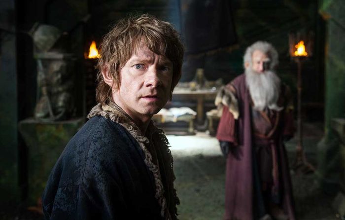 Meisterdieb Bilbo (Martin Freeman, l.) macht sich den Arkenstein, den er zuvor aus den Sch&auml;tzen des Erebor gestohlen hat, zu Nutze, um die zerstrittenen Parteien zu einer Streitmacht gegen die feindliche Armee zu vereinen. Bild: Sender /  2014 METRO-GOLDWYN-MAYER PICTURES INC. AND WARNER BROS. ENTERTAINMENT 