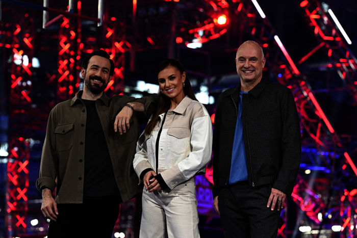Ninja Warrior Germany: Jan K&ouml;ppen, Laura Wontorra und Frank Buschmann. Bild: Sender / RTL / Markus Hertrich 