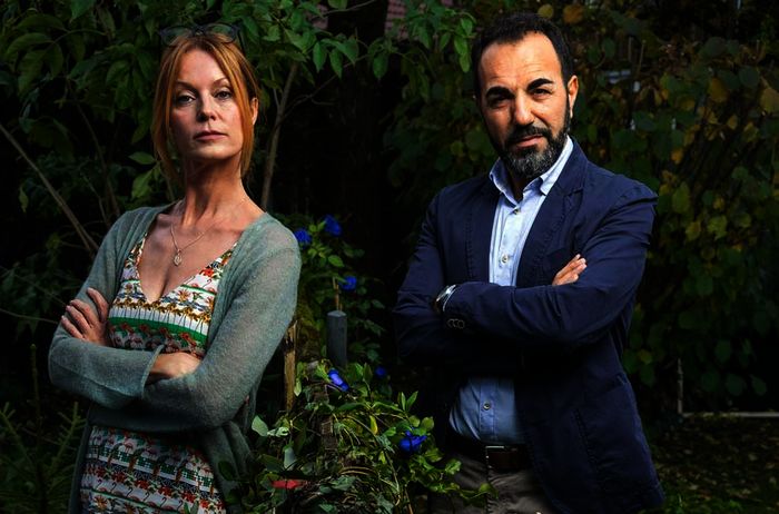 Die chaotische Romanautorin mit Schreibblockade Lissi (Esther Schweins) und der ordnungsliebende Bauleiter Kenan (Adnan Maral) leben Zaun an Zaun &ndash; und doch in verschiedenen Welten. Bild: Sender / ARD Degeto / Erika Hauri 