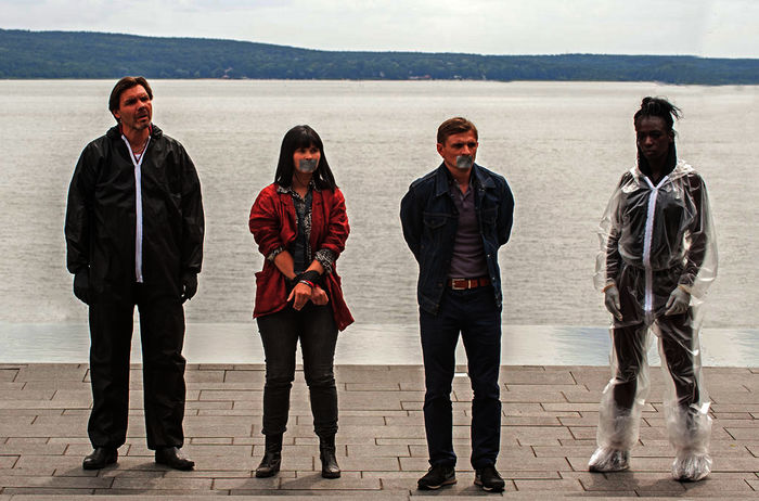 Hauptkommissar Kolbe (Max Hopp) kommt hinzu, als Carola Rimschow (Anna Fischer) und Carsten Lanner (Florian Lukas) in der Villa des Bauunternehmers Maschmann gefangen genommen werden. Szene mit der Bodybilderin (Rosaline Koroma). Bild: Sender / rbb/ARD Degeto/Julia Terjung