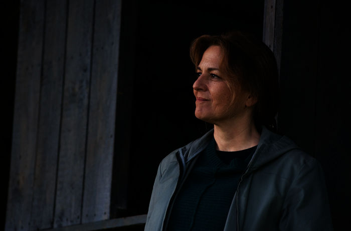 Die Verteidigerin: Verteidigerin Anna Notrup (Martina Gedeck) hat ein Wiederaufnahmeverfahren &uuml;bernommen, f&uuml;r das sie in einem Schwarzwalddorf recherchiert. Bild: Sender / SWR / Maria Wiesler