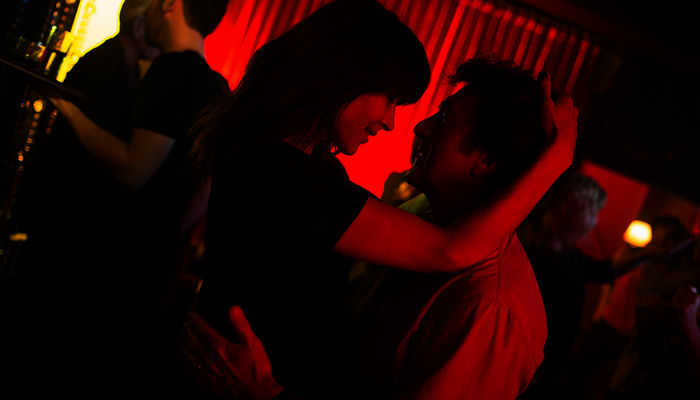 Zwischen Elsa (Sophie Marceau) und Pierre (Fran&ccedil;ois Cluzet) knistert es vom ersten Augenblick an. Bild: Sender / ARD Degeto / Roger Do Minh 