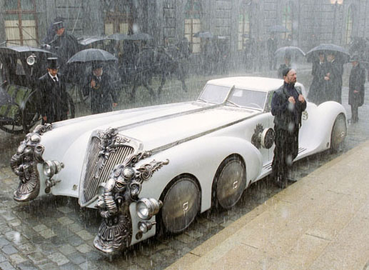 Die Liga der au&szlig;ergew&ouml;hnlichen Gentlemen reist meist mit dem U-Boot, der Nautilus. Sollten sie doch einmal zu Land unterwegs sein, nutzen sie ihre dreiachsige Nobelkarosse. Bild: Sender