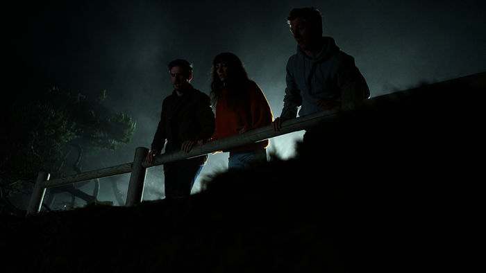 Tod im Strandhaus: Charlie (Dan Stevens), Mina (Sheila Vand) und Josh (Jeremy Allen White) haben die Leiche des Hausverwalters &uuml;ber die Klippen ins Meer gesto&szlig;en. Bild: Sender / ZDF und Allyson Riggs. 