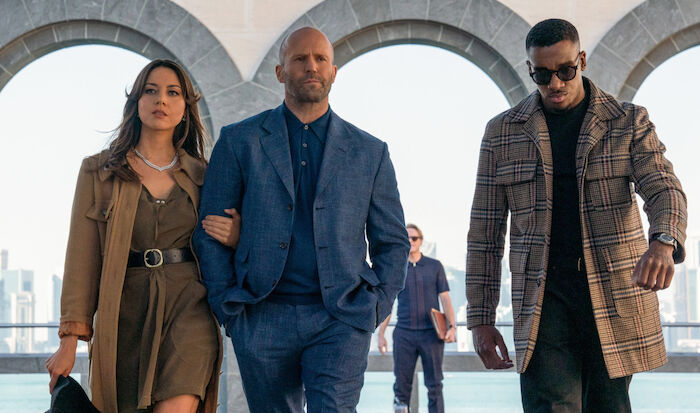 Operation Fortune: Aubrey Plaza (Sarah Fidel), Jason Statham (Orson Fortune), Bugzy Malone (JJ Davies). Bild: Sender / ORF /Leonine / Daniel Smith