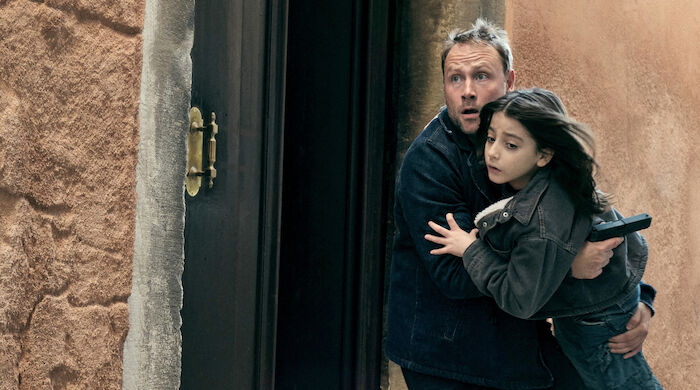 Spurlos in Venedig: &bdquo;Angelo&ldquo; (Max Riemelt) sch&uuml;tzt den siebenj&auml;hrigen Luca (Ettore Rosetto). Bild: Sender / ARD Degeto Film / Lailaps Films / Alfio Sambataro