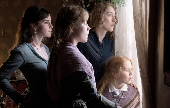 Little Women: Nachdem ihr Nachbar, Mr. Laurence, sie ob einer noblen Essensspende seinerseits mit einem Festessen &uuml;berrascht hat, blicken die Schwestern March gespannt zu seinem Haus hin&uuml;ber. Von links: Meg (Emma Watson), Amy (Florence Pugh), Jo (Saoirse Ronan) und Beth (Eliza Scanlen). Bild: Sender / ZDF / Wilson Webb