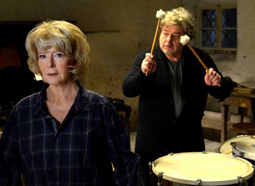 An die lautstarken &Uuml;bungsstunden ihres Freundes Ferdinand (Erwin Steinhauer) muss Henriette (Christiane H&ouml;rbiger) sich noch gew&ouml;hnen. Bild: Sender / Mona Film / O. Roth