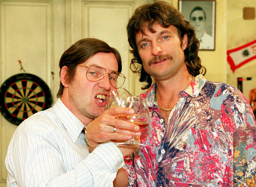 Innige Kollegen: Breitfuss (Roland D&uuml;ringer) und Weber (Alfred Dorfer). Bild: ORF/Hubert Mican