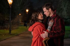Love Again - Zweite Chance für die Liebe: Sam Heughan (Rob Burns), Priyanka Chopra Jonas (Mira Ray). Bild: Sender / Warner Bros. Pictures / CTMG / Giles Keyte.